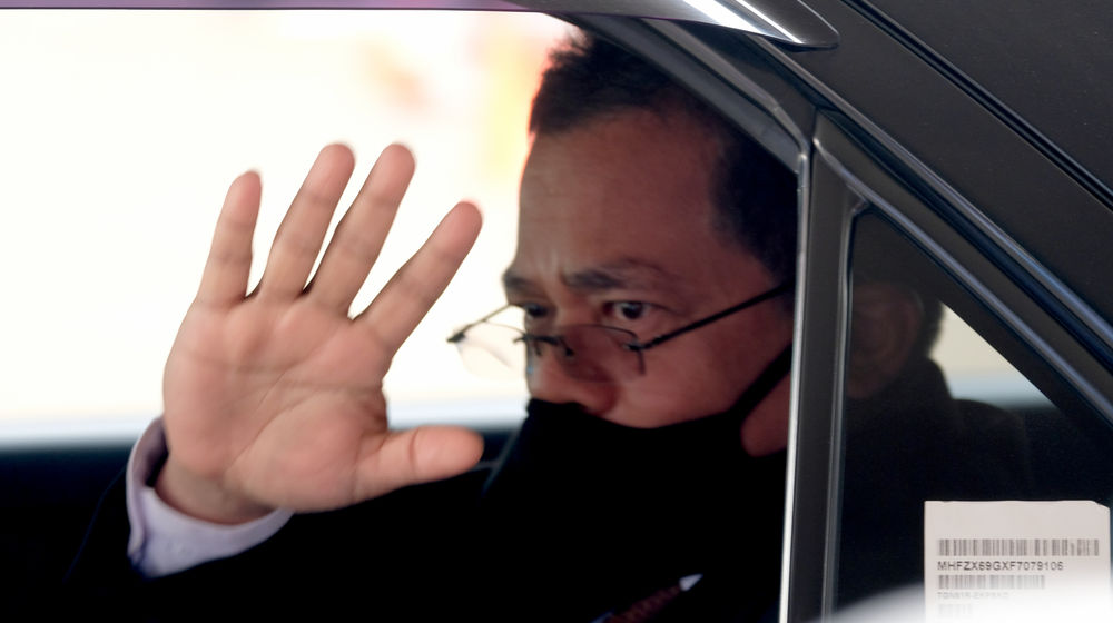 <p>Sekretaris Jenderal DPR RI, Indra Iskandar bersiap mengantarkan berkas naskah final Undang-Undang Cipta Kerja kepada Presiden Jokowi dari Gedung DPR, Komplek Parlemen, Senayan, Jakarta, Rabu, 14 Oktober 2020. Dewan Perwakilan Rakyat (DPR) melalui sekretaris jenderal secara resmi menyerahkan draf final Omnibus Law UU Cipta Kerja kepada Presiden Joko Widodo selaku kepala pemerintahan. Nantinya, berkas Omnibus Law UU Cipta Kerja ditandatangani Jokowi sebelum diundangkan oleh Menkumham Yasonna Laoly. DPR memastikan bahwa naskah final UU Cipta Kerja yang akan diserahkan ke Presiden Jokowi esok total berjumlah 812 halaman. Foto: Ismail Pohan/TrenAsia</p>
