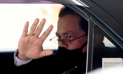 <p>Sekretaris Jenderal DPR RI, Indra Iskandar bersiap mengantarkan berkas naskah final Undang-Undang Cipta Kerja kepada Presiden Jokowi dari Gedung DPR, Komplek Parlemen, Senayan, Jakarta, Rabu, 14 Oktober 2020. Dewan Perwakilan Rakyat (DPR) melalui sekretaris jenderal secara resmi menyerahkan draf final Omnibus Law UU Cipta Kerja kepada Presiden Joko Widodo selaku kepala pemerintahan. Nantinya, berkas Omnibus Law UU Cipta Kerja ditandatangani Jokowi sebelum diundangkan oleh Menkumham Yasonna Laoly. DPR memastikan bahwa naskah final UU Cipta Kerja yang akan diserahkan ke Presiden Jokowi esok total berjumlah 812 halaman. Foto: Ismail Pohan/TrenAsia</p>
