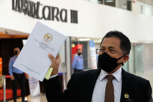 <p>Sekretaris Jenderal DPR RI, Indra Iskandar menunjukkan berkas naskah final Undang-Undang Cipta Kerja yang akan diantarkan kepada Presiden Jokowi dari Gedung DPR, Komplek Parlemen, Senayan, Jakarta, Rabu, 14 Oktober 2020. Dewan Perwakilan Rakyat (DPR) melalui sekretaris jenderal secara resmi menyerahkan draf final Omnibus Law UU Cipta Kerja kepada Presiden Joko Widodo selaku kepala pemerintahan. Nantinya, berkas Omnibus Law UU Cipta Kerja ditandatangani Jokowi sebelum diundangkan oleh Menkumham Yasonna Laoly. DPR memastikan bahwa naskah final UU Cipta Kerja yang akan diserahkan ke Presiden Jokowi esok total berjumlah 812 halaman. Foto: Ismail Pohan/TrenAsia</p>
