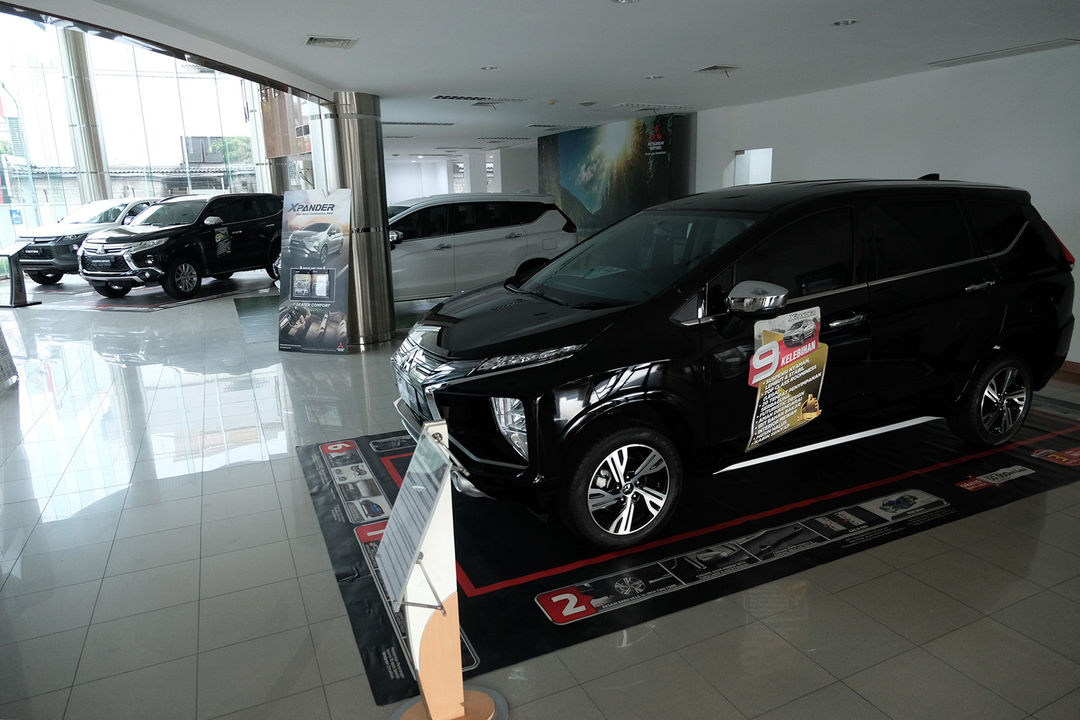 <p>Sejumlah unit mobil baru berada di salah satu showroom penjualan Mitsubishi kawasan Mampang, Jakarta Selatan, Senin, 19 Oktober 2020. Foto: Ismail Pohan/TrenAsia</p>
