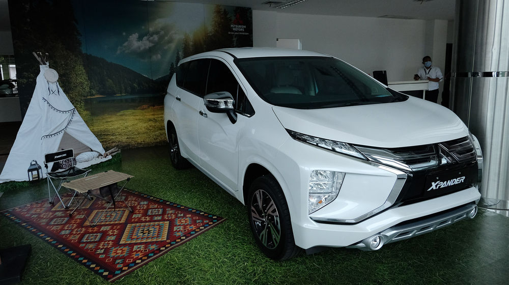 <p>Sejumlah unit mobil baru berada di salah satu showroom penjualan Mitsubishi kawasan Mampang, Jakarta Selatan, Senin, 19 Oktober 2020. Foto: Ismail Pohan/TrenAsia</p>
