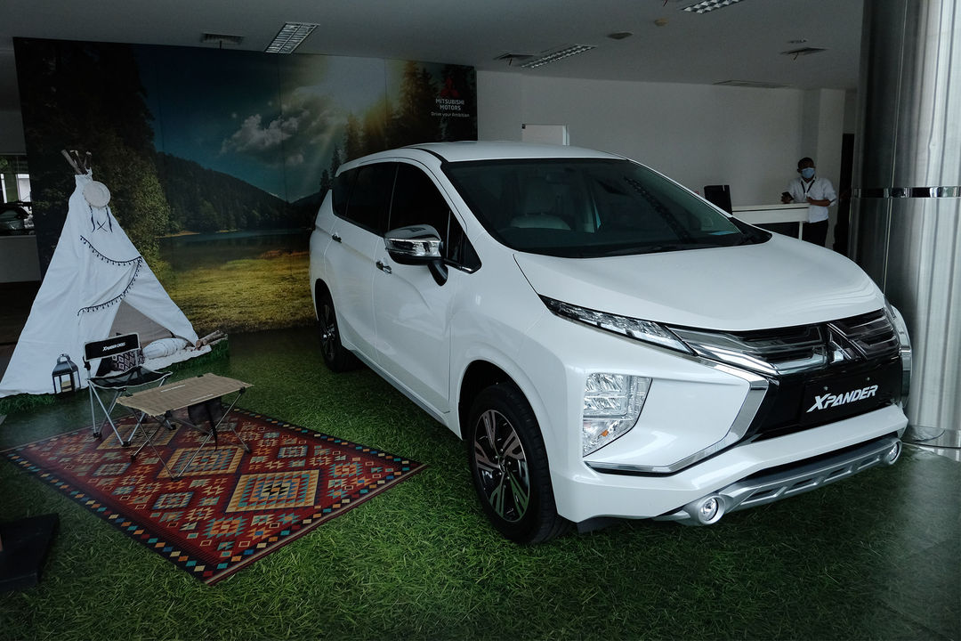 <p>Sejumlah unit mobil baru berada di salah satu showroom penjualan Mitsubishi kawasan Mampang, Jakarta Selatan, Senin, 19 Oktober 2020. Foto: Ismail Pohan/TrenAsia</p>
