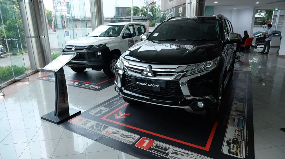 <p>Sejumlah unit mobil baru berada di salah satu showroom penjualan Mitsubishi kawasan Mampang, Jakarta Selatan, Senin, 19 Oktober 2020. Foto: Ismail Pohan/TrenAsia</p>
