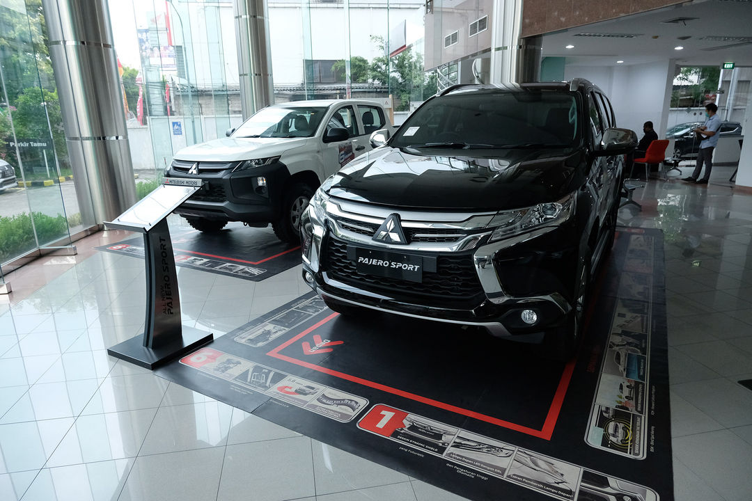 <p>Sejumlah unit mobil baru berada di salah satu showroom penjualan Mitsubishi kawasan Mampang, Jakarta Selatan, Senin, 19 Oktober 2020. Foto: Ismail Pohan/TrenAsia</p>
