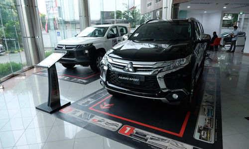 <p>Sejumlah unit mobil baru berada di salah satu showroom penjualan Mitsubishi kawasan Mampang, Jakarta Selatan, Senin, 19 Oktober 2020. Foto: Ismail Pohan/TrenAsia</p>