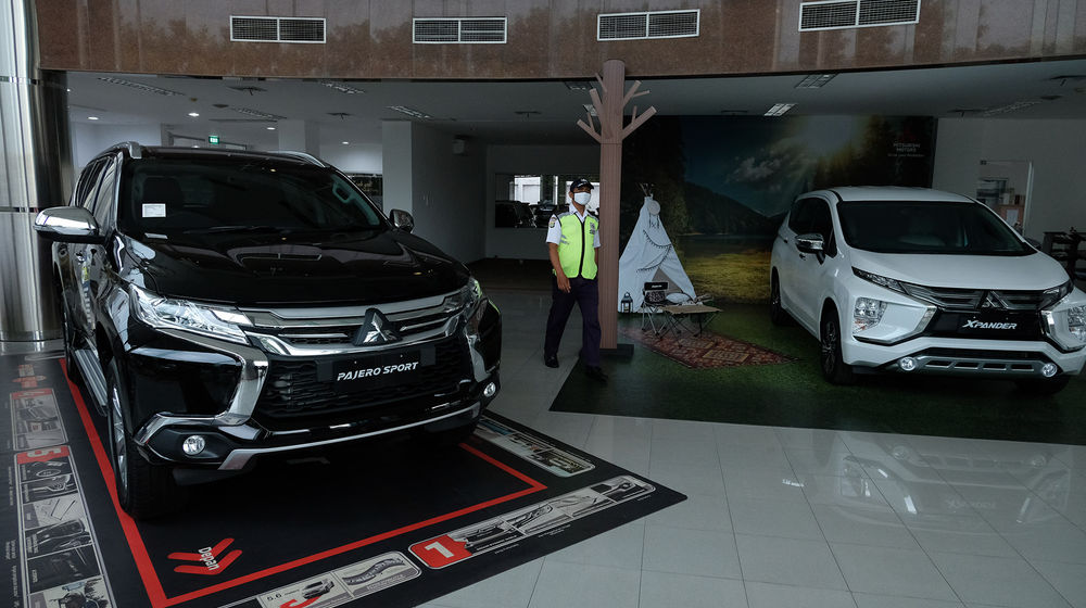 <p>Sejumlah unit mobil baru berada di salah satu showroom penjualan Mitsubishi kawasan Mampang, Jakarta Selatan, Senin, 19 Oktober 2020. Foto: Ismail Pohan/TrenAsia</p>
