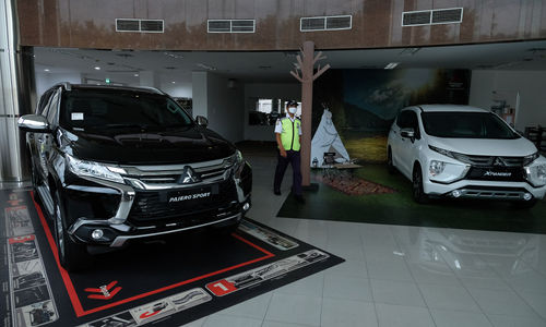 <p>Sejumlah unit mobil baru berada di salah satu showroom penjualan Mitsubishi kawasan Mampang, Jakarta Selatan, Senin, 19 Oktober 2020. Foto: Ismail Pohan/TrenAsia</p>
