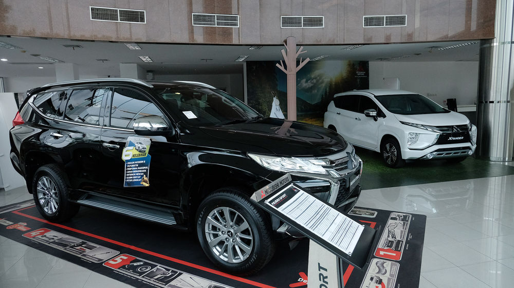 <p>Sejumlah unit mobil baru berada di salah satu showroom penjualan Mitsubishi kawasan Mampang, Jakarta Selatan, Senin, 19 Oktober 2020. Foto: Ismail Pohan/TrenAsia</p>
