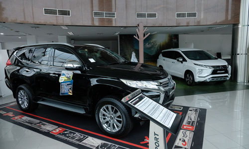 <p>Sejumlah unit mobil baru berada di salah satu showroom penjualan Mitsubishi kawasan Mampang, Jakarta Selatan, Senin, 19 Oktober 2020. Foto: Ismail Pohan/TrenAsia</p>
