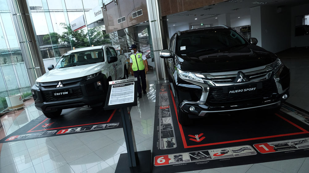 <p>Sejumlah unit mobil baru berada di salah satu showroom penjualan Mitsubishi kawasan Mampang, Jakarta Selatan, Senin, 19 Oktober 2020. Foto: Ismail Pohan/TrenAsia</p>
