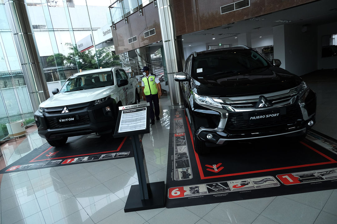 <p>Sejumlah unit mobil baru berada di salah satu showroom penjualan Mitsubishi kawasan Mampang, Jakarta Selatan, Senin, 19 Oktober 2020. Foto: Ismail Pohan/TrenAsia</p>
