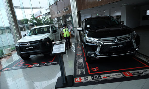 <p>Sejumlah unit mobil baru berada di salah satu showroom penjualan Mitsubishi kawasan Mampang, Jakarta Selatan, Senin, 19 Oktober 2020. Foto: Ismail Pohan/TrenAsia</p>
