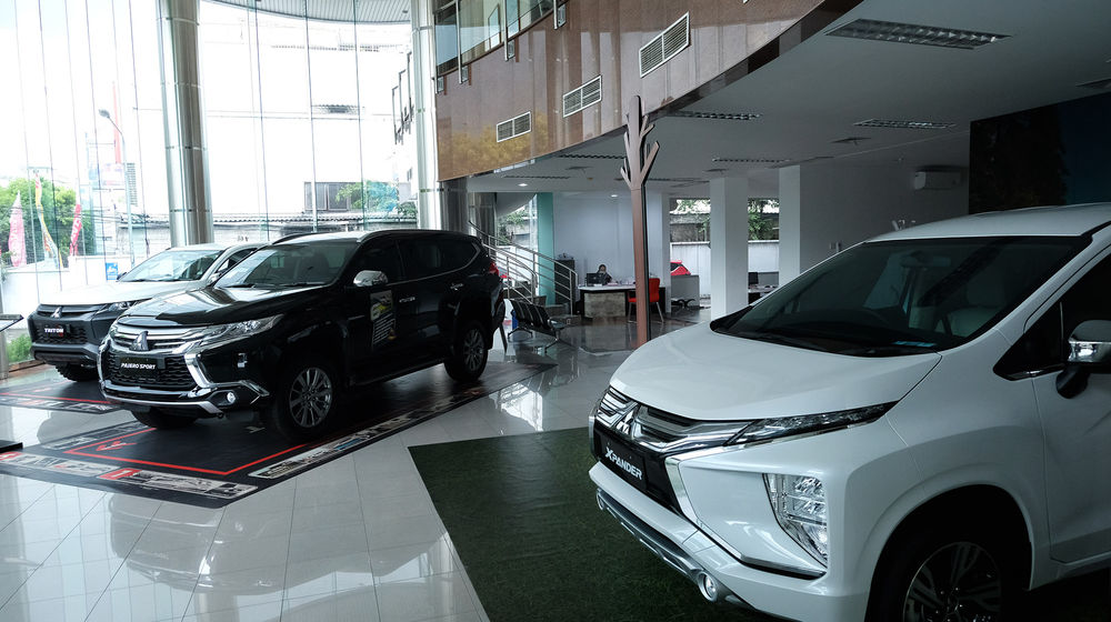 <p>Sejumlah unit mobil baru berada di salah satu showroom penjualan Mitsubishi kawasan Mampang, Jakarta Selatan, Senin, 19 Oktober 2020. Foto: Ismail Pohan/TrenAsia</p>