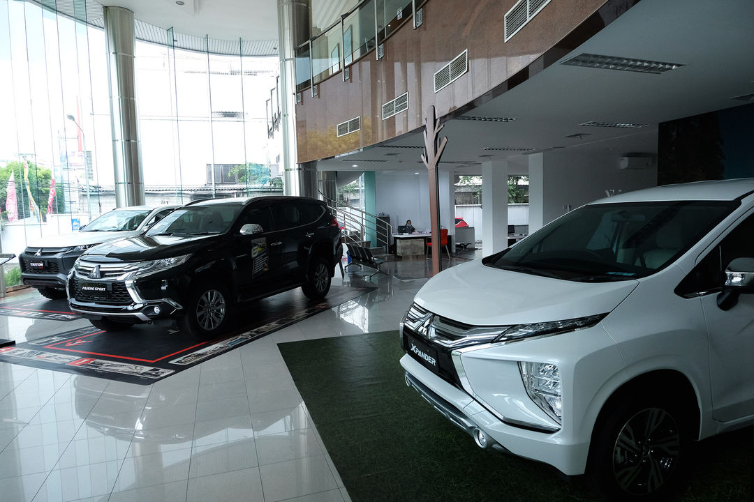 <p>Sejumlah unit mobil baru berada di salah satu showroom penjualan Mitsubishi kawasan Mampang, Jakarta Selatan, Senin, 19 Oktober 2020. Foto: Ismail Pohan/TrenAsia</p>
