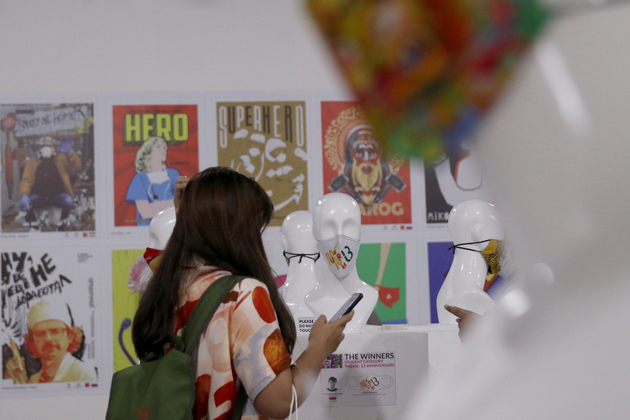 <p>Pengunjung melihat disain masker yang dipajang pada pameran face mask competition: International Design Contest (IDC) 2020 di Summarecon Mall Serpong (SMS), Tangerang Selatan, Sabtu, 31 Oktober 2020. Foto: Ismail Pohan/TrenAsia</p>

