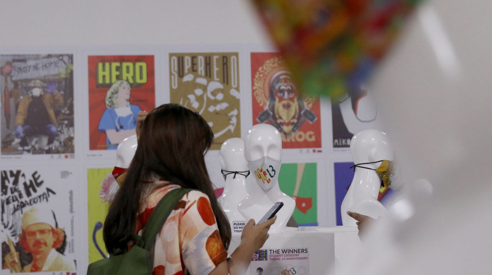 <p>Pengunjung melihat disain masker yang dipajang pada pameran face mask competition: International Design Contest (IDC) 2020 di Summarecon Mall Serpong (SMS), Tangerang Selatan, Sabtu, 31 Oktober 2020. Foto: Ismail Pohan/TrenAsia</p>