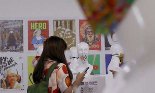 <p>Pengunjung melihat disain masker yang dipajang pada pameran face mask competition: International Design Contest (IDC) 2020 di Summarecon Mall Serpong (SMS), Tangerang Selatan, Sabtu, 31 Oktober 2020. Foto: Ismail Pohan/TrenAsia</p>
