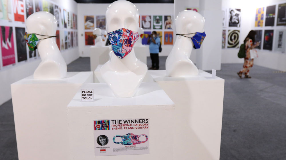 <p>Pengunjung melihat disain masker yang dipajang pada pameran face mask competition: International Design Contest (IDC) 2020 di Summarecon Mall Serpong (SMS), Tangerang Selatan, Sabtu, 31 Oktober 2020. Foto: Ismail Pohan/TrenAsia</p>
