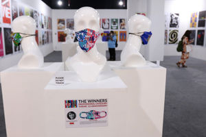 <p>Pengunjung melihat disain masker yang dipajang pada pameran face mask competition: International Design Contest (IDC) 2020 di Summarecon Mall Serpong (SMS), Tangerang Selatan, Sabtu, 31 Oktober 2020. Foto: Ismail Pohan/TrenAsia</p>
