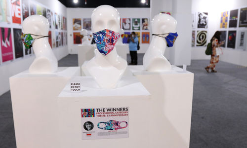<p>Pengunjung melihat disain masker yang dipajang pada pameran face mask competition: International Design Contest (IDC) 2020 di Summarecon Mall Serpong (SMS), Tangerang Selatan, Sabtu, 31 Oktober 2020. Foto: Ismail Pohan/TrenAsia</p>
