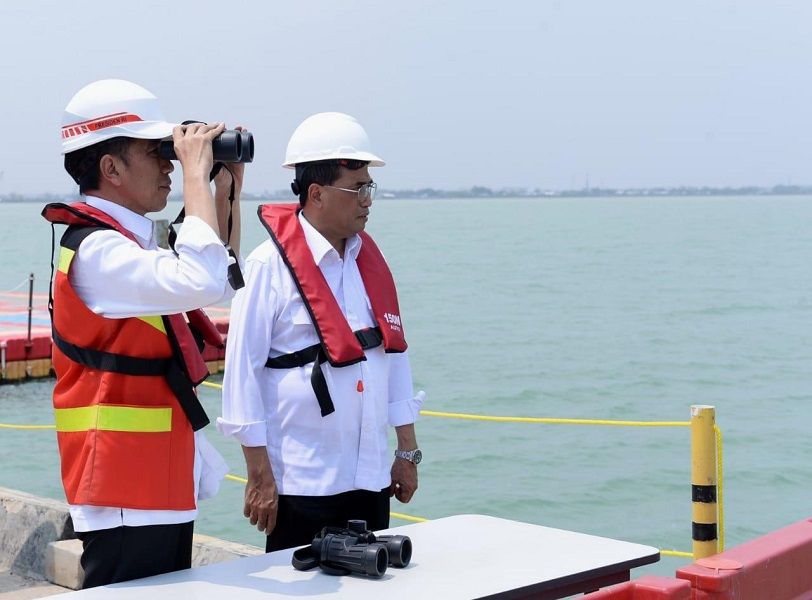 <p>Presiden Joko Widodo dan Menhub Budi Karya Sumadi saat meninjau Pelabuhan Patimban / Setneg.go.id</p>

