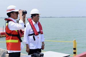 <p>Presiden Joko Widodo dan Menhub Budi Karya Sumadi saat meninjau Pelabuhan Patimban / Setneg.go.id</p>

