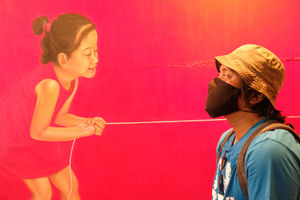 <p>Pengunjung melihat karya berjudul “Menarik Ketarik” yang dipajang pada pameran senirupa bertajuk “Creative Freedom to Heal the Nation (Artists Response to the Pandemic)” di Perpustakaan Nasional, Jakarta, Kamis, 15 Oktober 2020. Foto: Ismail Pohan/TrenAsia</p>
