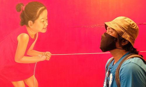 <p>Pengunjung melihat karya berjudul “Menarik Ketarik” yang dipajang pada pameran senirupa bertajuk “Creative Freedom to Heal the Nation (Artists Response to the Pandemic)” di Perpustakaan Nasional, Jakarta, Kamis, 15 Oktober 2020. Foto: Ismail Pohan/TrenAsia</p>
