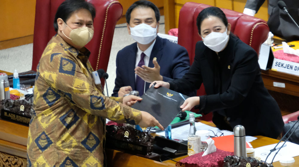 <p>Menko Perekonomian Airlangga Hartarto menyerahkan berkas tanggapan akhir pemerintah kepada Ketua DPR, Puan Maharani pada rapat paripurna pengesahan Undang-Undang Omnibus Law Cipta Kerja di komplek Parlemen, Senayan, Jakarta, Senin, 5 Oktober 2020. DPR dan pemerintah mengesahkan omnibus law RUU Cipta Kerja menjadi undang-undang melalui rapat paripurna. Sembilan fraksi di DPR kembali menyampaikan pandangan mereka terhadap RUU Cipta Kerja dalam rapat paripurna. Fraksi PKS dan Fraksi Partai Demokrat tetap menolak seluruh hasil pembahasan RUU Cipta Kerja. Foto: Ismail Pohan/TrenAsia</p>
