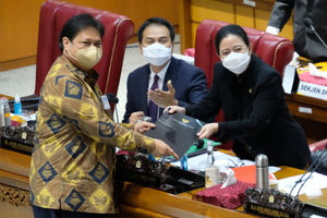 <p>Menko Perekonomian Airlangga Hartarto menyerahkan berkas tanggapan akhir pemerintah kepada Ketua DPR, Puan Maharani pada rapat paripurna pengesahan Undang-Undang Omnibus Law Cipta Kerja di komplek Parlemen, Senayan, Jakarta, Senin, 5 Oktober 2020. DPR dan pemerintah mengesahkan omnibus law RUU Cipta Kerja menjadi undang-undang melalui rapat paripurna. Sembilan fraksi di DPR kembali menyampaikan pandangan mereka terhadap RUU Cipta Kerja dalam rapat paripurna. Fraksi PKS dan Fraksi Partai Demokrat tetap menolak seluruh hasil pembahasan RUU Cipta Kerja. Foto: Ismail Pohan/TrenAsia</p>
