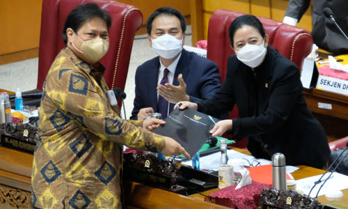 <p>Menko Perekonomian Airlangga Hartarto menyerahkan berkas tanggapan akhir pemerintah kepada Ketua DPR, Puan Maharani pada rapat paripurna pengesahan Undang-Undang Omnibus Law Cipta Kerja di komplek Parlemen, Senayan, Jakarta, Senin, 5 Oktober 2020. DPR dan pemerintah mengesahkan omnibus law RUU Cipta Kerja menjadi undang-undang melalui rapat paripurna. Sembilan fraksi di DPR kembali menyampaikan pandangan mereka terhadap RUU Cipta Kerja dalam rapat paripurna. Fraksi PKS dan Fraksi Partai Demokrat tetap menolak seluruh hasil pembahasan RUU Cipta Kerja. Foto: Ismail Pohan/TrenAsia</p>
