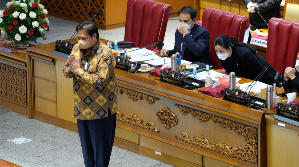 <p>Menko Perekonomian Airlangga Hartarto memberikan salam kepada anggota DPR pada rapat paripurna pengesahan Undang-Undang Omnibus Law Cipta Kerja di komplek Parlemen, Senayan, Jakarta, Senin, 5 Oktober 2020. DPR dan pemerintah mengesahkan omnibus law RUU Cipta Kerja menjadi undang-undang melalui rapat paripurna. Sembilan fraksi di DPR kembali menyampaikan pandangan mereka terhadap RUU Cipta Kerja dalam rapat paripurna. Fraksi PKS dan Fraksi Partai Demokrat tetap menolak seluruh hasil pembahasan RUU Cipta Kerja. Foto: Ismail Pohan/TrenAsia</p>
