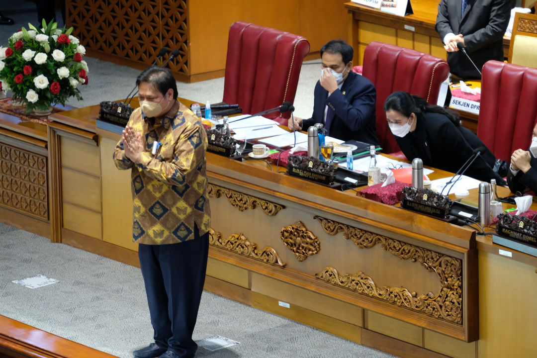 <p>Menko Perekonomian Airlangga Hartarto memberikan salam kepada anggota DPR pada rapat paripurna pengesahan Undang-Undang Omnibus Law Cipta Kerja di komplek Parlemen, Senayan, Jakarta, Senin, 5 Oktober 2020. DPR dan pemerintah mengesahkan omnibus law RUU Cipta Kerja menjadi undang-undang melalui rapat paripurna. Sembilan fraksi di DPR kembali menyampaikan pandangan mereka terhadap RUU Cipta Kerja dalam rapat paripurna. Fraksi PKS dan Fraksi Partai Demokrat tetap menolak seluruh hasil pembahasan RUU Cipta Kerja. Foto: Ismail Pohan/TrenAsia</p>
