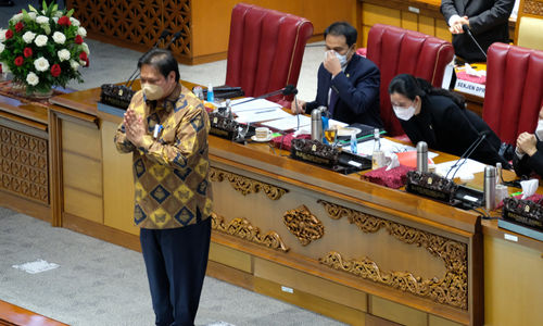 <p>Menko Perekonomian Airlangga Hartarto memberikan salam kepada anggota DPR pada rapat paripurna pengesahan Undang-Undang Omnibus Law Cipta Kerja di komplek Parlemen, Senayan, Jakarta, Senin, 5 Oktober 2020. DPR dan pemerintah mengesahkan omnibus law RUU Cipta Kerja menjadi undang-undang melalui rapat paripurna. Sembilan fraksi di DPR kembali menyampaikan pandangan mereka terhadap RUU Cipta Kerja dalam rapat paripurna. Fraksi PKS dan Fraksi Partai Demokrat tetap menolak seluruh hasil pembahasan RUU Cipta Kerja. Foto: Ismail Pohan/TrenAsia</p>
