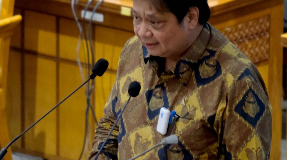 <p>Pemerintah yang diwakili, Menko Perekonomian Airlangga Hartarto menyampaikan pandangan akhir pemerintah pada rapat paripurna pengesahan Undang-Undang Omnibus Law Cipta Kerja di komplek Parlemen, Senayan, Jakarta, Senin, 5 Oktober 2020. DPR dan pemerintah mengesahkan omnibus law RUU Cipta Kerja menjadi undang-undang melalui rapat paripurna. Sembilan fraksi di DPR kembali menyampaikan pandangan mereka terhadap RUU Cipta Kerja dalam rapat paripurna. Fraksi PKS dan Fraksi Partai Demokrat tetap menolak seluruh hasil pembahasan RUU Cipta Kerja. Foto: Ismail Pohan/TrenAsia</p>