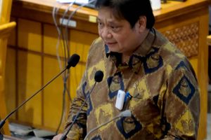 <p>Pemerintah yang diwakili, Menko Perekonomian Airlangga Hartarto menyampaikan pandangan akhir pemerintah pada rapat paripurna pengesahan Undang-Undang Omnibus Law Cipta Kerja di komplek Parlemen, Senayan, Jakarta, Senin, 5 Oktober 2020. DPR dan pemerintah mengesahkan omnibus law RUU Cipta Kerja menjadi undang-undang melalui rapat paripurna. Sembilan fraksi di DPR kembali menyampaikan pandangan mereka terhadap RUU Cipta Kerja dalam rapat paripurna. Fraksi PKS dan Fraksi Partai Demokrat tetap menolak seluruh hasil pembahasan RUU Cipta Kerja. Foto: Ismail Pohan/TrenAsia</p>
