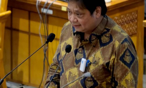 <p>Pemerintah yang diwakili, Menko Perekonomian Airlangga Hartarto menyampaikan pandangan akhir pemerintah pada rapat paripurna pengesahan Undang-Undang Omnibus Law Cipta Kerja di komplek Parlemen, Senayan, Jakarta, Senin, 5 Oktober 2020. DPR dan pemerintah mengesahkan omnibus law RUU Cipta Kerja menjadi undang-undang melalui rapat paripurna. Sembilan fraksi di DPR kembali menyampaikan pandangan mereka terhadap RUU Cipta Kerja dalam rapat paripurna. Fraksi PKS dan Fraksi Partai Demokrat tetap menolak seluruh hasil pembahasan RUU Cipta Kerja. Foto: Ismail Pohan/TrenAsia</p>
