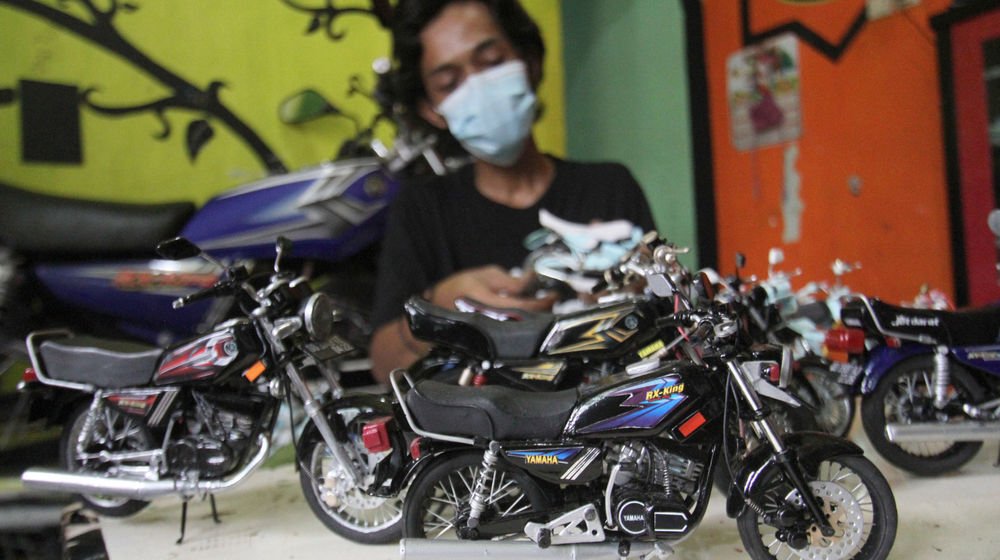 <p>Wawank menunjukkan sejumlah kreasi miniatur sepeda motor yang terbuat dari barang bekas di rumahnya kawasan Ciputat, Tangerang Selatan, Banten, Minggu, 18 Oktober 2020. Foto: Panji Asmoro/TrenAsia</p>