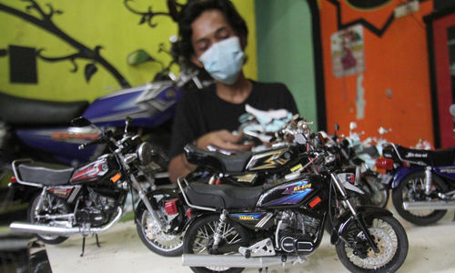 <p>Wawank menunjukkan sejumlah kreasi miniatur sepeda motor yang terbuat dari barang bekas di rumahnya kawasan Ciputat, Tangerang Selatan, Banten, Minggu, 18 Oktober 2020. Foto: Panji Asmoro/TrenAsia</p>