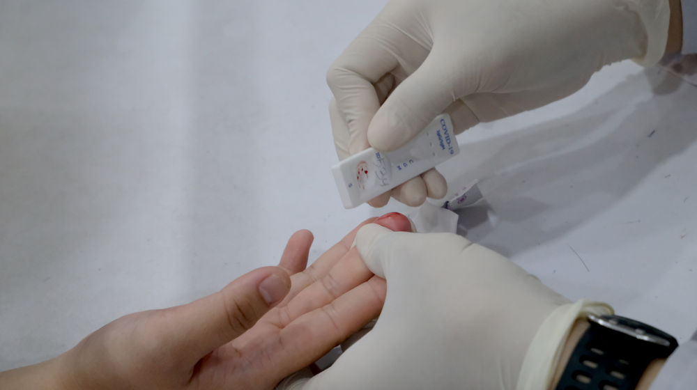 <p>Calon penumpang kereta api menjalani rapid test di stasiun Pasar Senen, Jakarta, Selasa, 27 Oktober 2020. Foto: Ismail Pohan/TrenAsia</p>