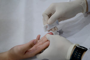 <p>Calon penumpang kereta api menjalani rapid test di stasiun Pasar Senen, Jakarta, Selasa, 27 Oktober 2020. Foto: Ismail Pohan/TrenAsia</p>

