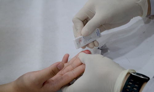 <p>Calon penumpang kereta api menjalani rapid test di stasiun Pasar Senen, Jakarta, Selasa, 27 Oktober 2020. Foto: Ismail Pohan/TrenAsia</p>