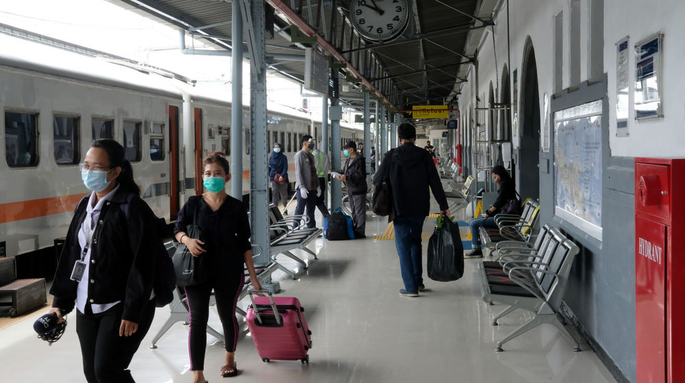 <p>Calon penumpang kereta api berjalan di peron menuju rangkaian kereta api Matarmaja relasi Jakarta-Malang yang diberangkatkan dari stasiun Pasar Senen, Jakarta, Selasa, 27 Oktober 2020. Foto: Ismail Pohan/TrenAsia</p>