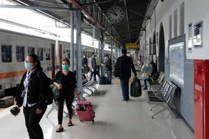 <p>Calon penumpang kereta api berjalan di peron menuju rangkaian kereta api Matarmaja relasi Jakarta-Malang yang diberangkatkan dari stasiun Pasar Senen, Jakarta, Selasa, 27 Oktober 2020. Foto: Ismail Pohan/TrenAsia</p>
