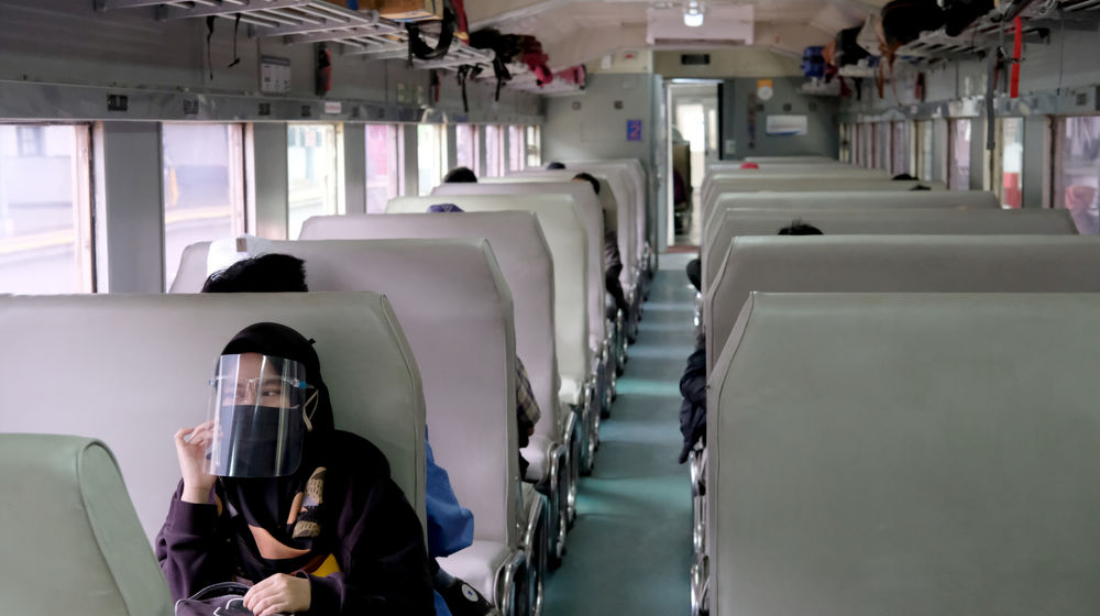 <p>Penumpang berada di rangkaian kereta api Matarmaja relasi Jakarta-Malang yang diberangkatkan dari stasiun Pasar Senen, Jakarta, Selasa, 27 Oktober 2020. Foto: Ismail Pohan/TrenAsia</p>
