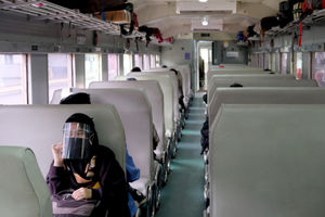 <p>Penumpang berada di rangkaian kereta api Matarmaja relasi Jakarta-Malang yang diberangkatkan dari stasiun Pasar Senen, Jakarta, Selasa, 27 Oktober 2020. Foto: Ismail Pohan/TrenAsia</p>