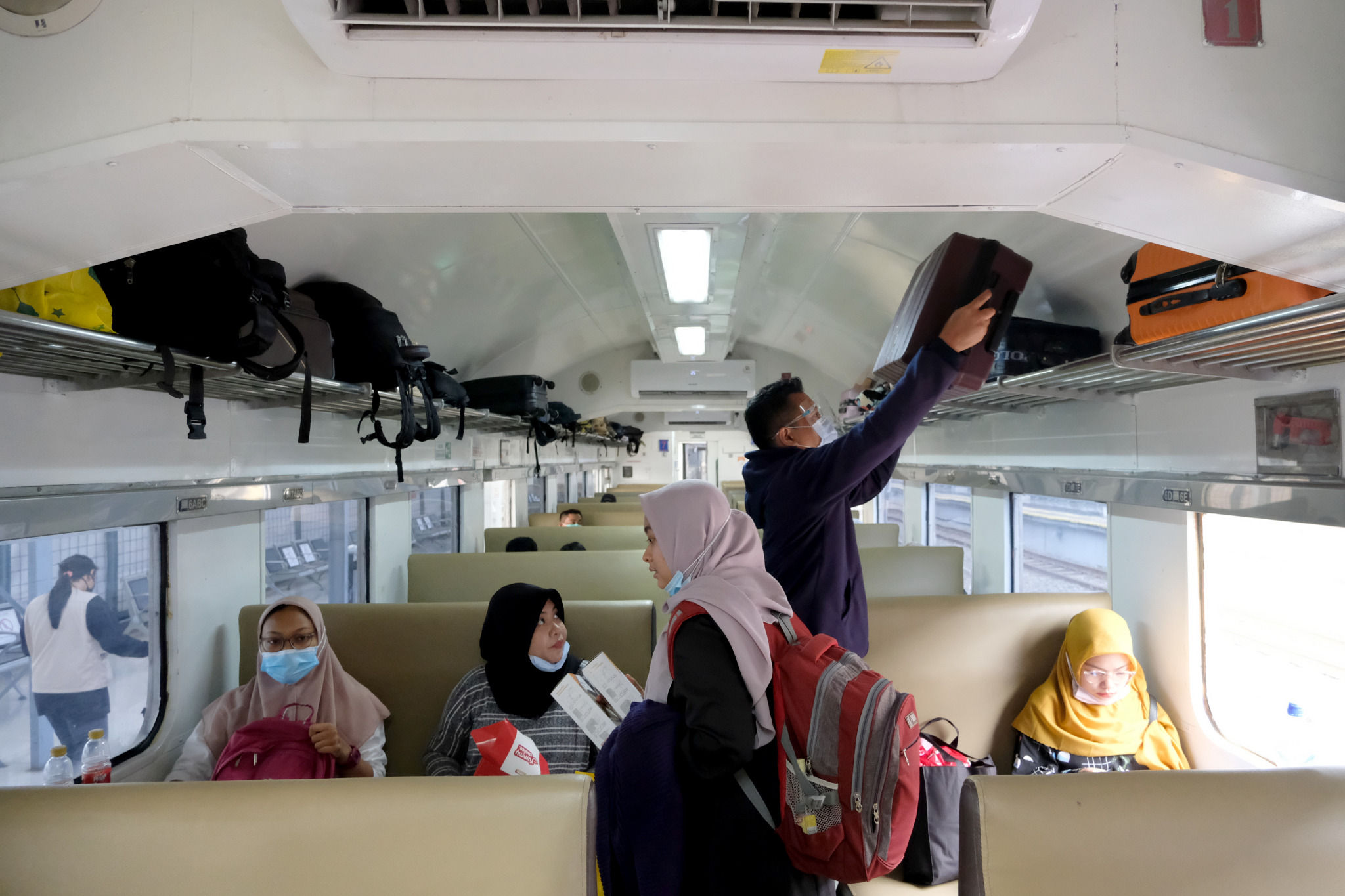 <p>Penumpang berada dirangkaian kereta api Matarmaja relasi Jakarta-Malang yang diberangkatkan dari stasiun Pasar Senen, Jakarta, Selasa, 27 Oktober 2020. Foto: Ismail Pohan/TrenAsia</p>
