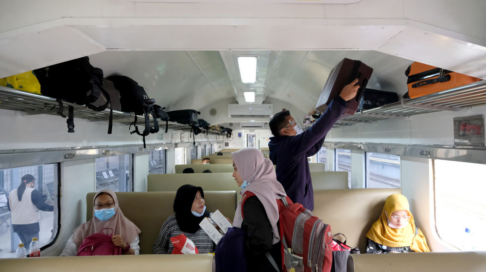 <p>Penumpang berada dirangkaian kereta api Matarmaja relasi Jakarta-Malang yang diberangkatkan dari stasiun Pasar Senen, Jakarta, Selasa, 27 Oktober 2020. Foto: Ismail Pohan/TrenAsia</p>
