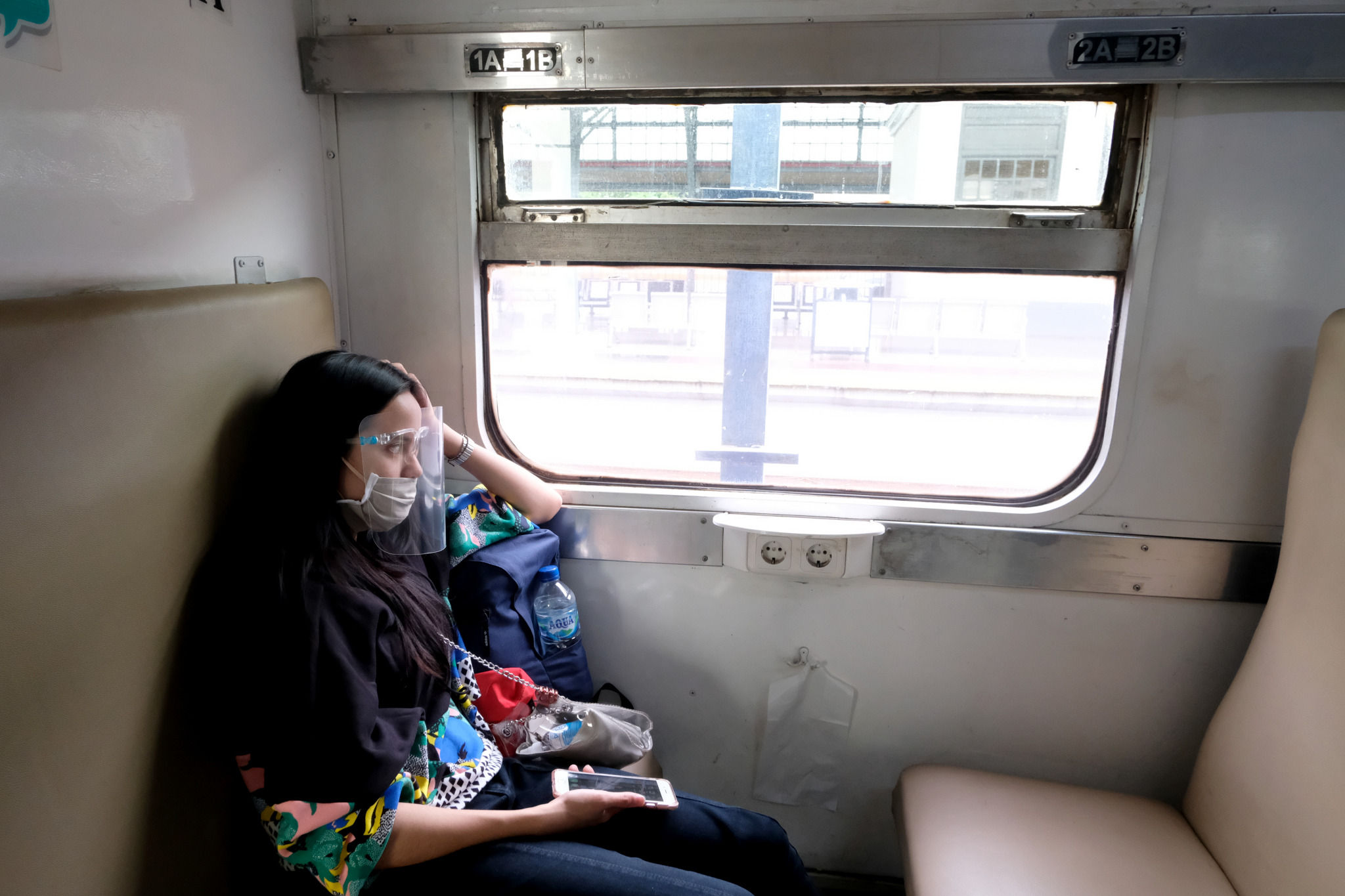 <p>Penumpang berada didalam rangkaian kereta api Matarmaja relasi Jakarta-Malang yang diberangkatkan dari stasiun Pasar Senen, Jakarta, Selasa, 27 Oktober 2020. Foto: Ismail Pohan/TrenAsia</p>
