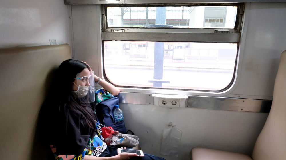 <p>Penumpang berada didalam rangkaian kereta api Matarmaja relasi Jakarta-Malang yang diberangkatkan dari stasiun Pasar Senen, Jakarta, Selasa, 27 Oktober 2020. Foto: Ismail Pohan/TrenAsia</p>
